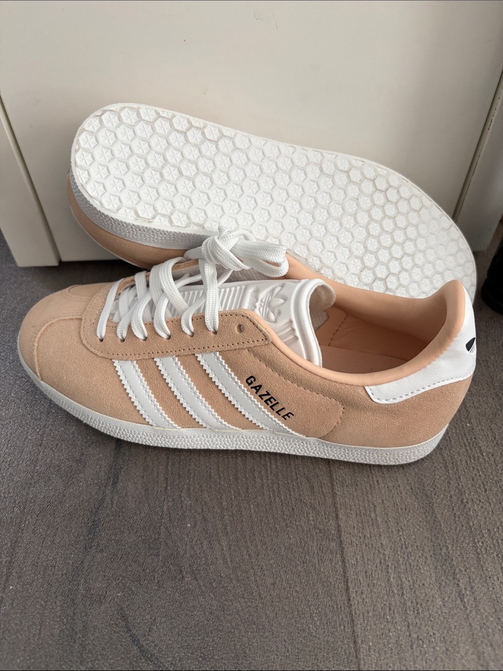 NEW adidas Gazelle Sneakers in Peach Suede & White. Women’s Size 6